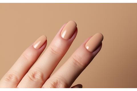 Manucure couleur unie nude, finition brillante