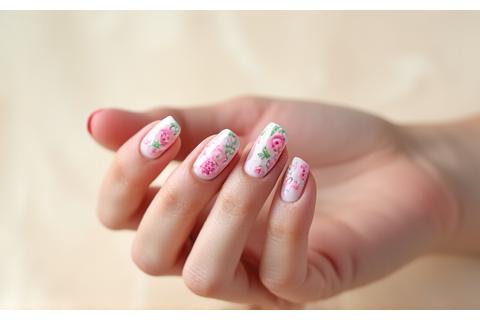Ongles avec nail art floral délicat sur fond clair